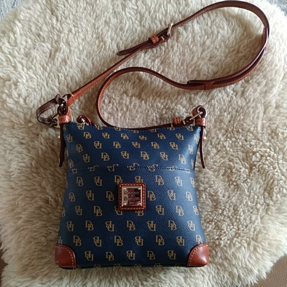 🎉🎉HOST PICK!🎉🎉 Almost New Dooney & Bourke Blue and Gold Crossbody Bag